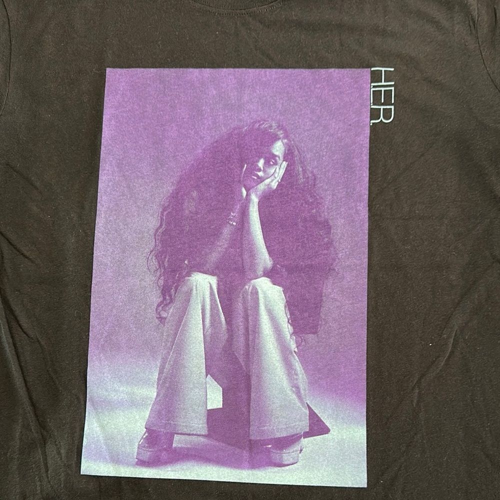 Rue21 Black Tee with‎ Lavender Graphic